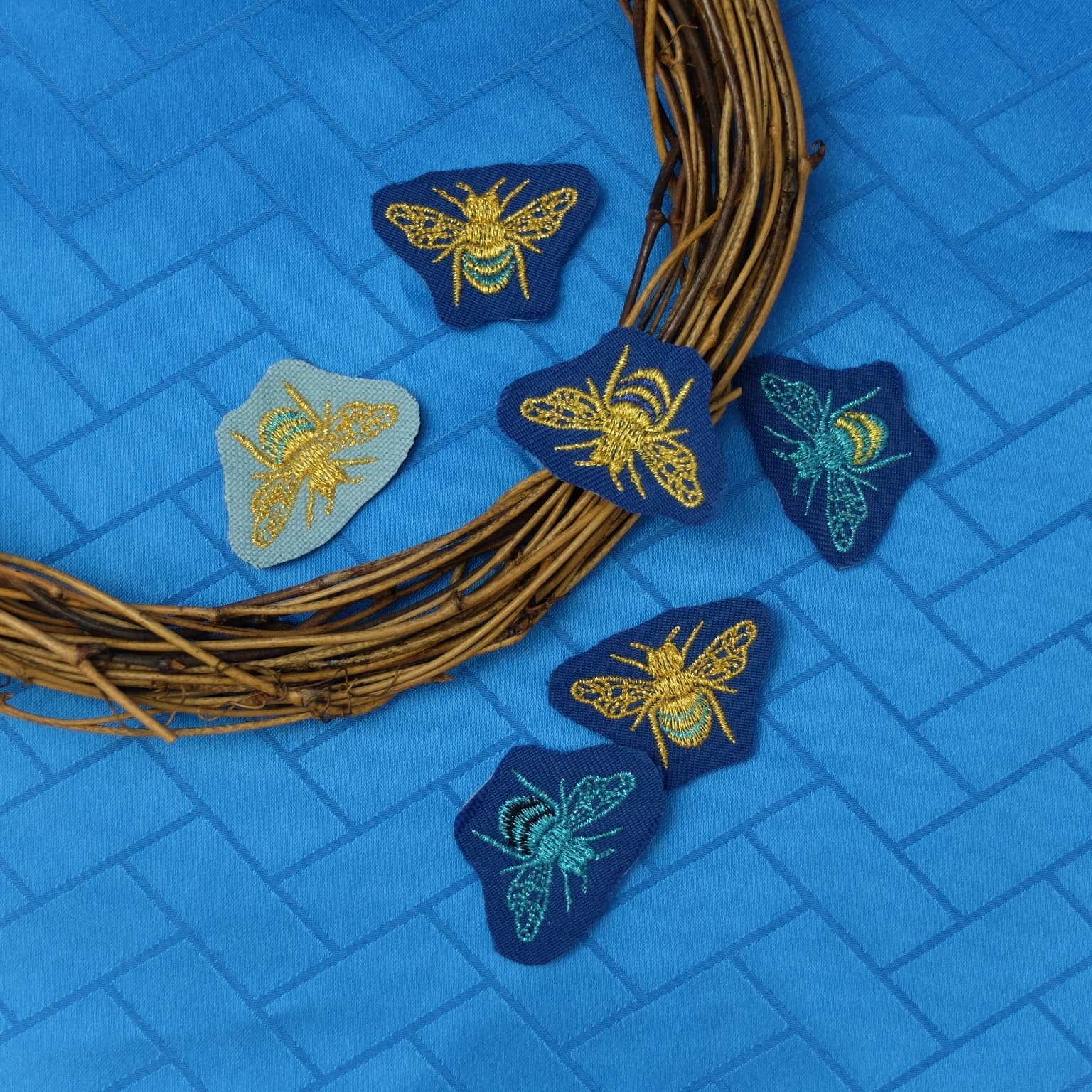 蜂の刺繍データhover時